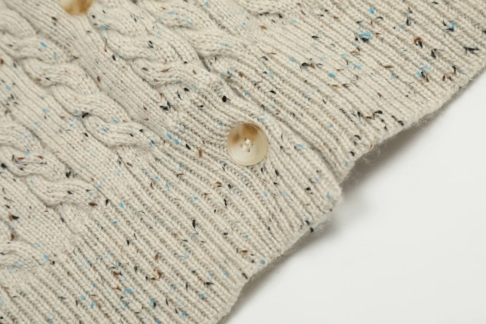 vivienne west wood Vivienne heavy-duty twist multi-color classic cardigan knitted sweater wool 2024 autumn latest style 🧩 15% merino cotton wool 85% wool blend 🧩Correct Italian 🇮🇹100% wool washed wheat logo Size: S -M- L Color: White Dark Gray Blue